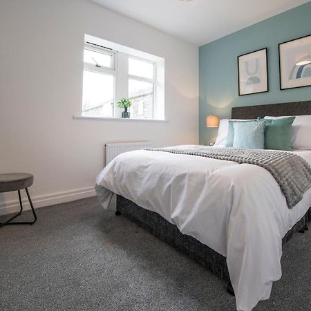 Large 2-Bedroom Bungalow Near Airedale Hospital, Keighley, Convenient Location With Parking Steeton Bagian luar foto