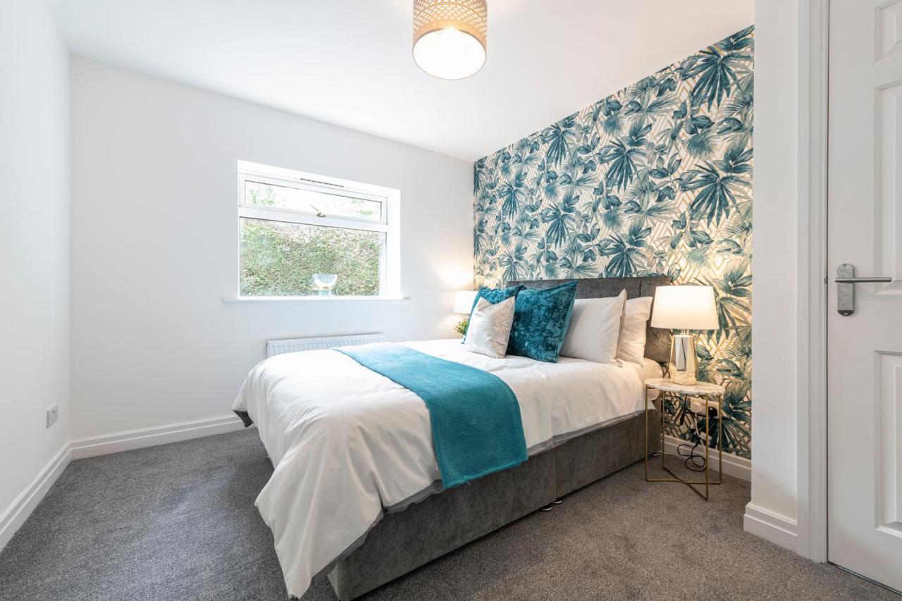 Large 2-Bedroom Bungalow Near Airedale Hospital, Keighley, Convenient Location With Parking Steeton Bagian luar foto