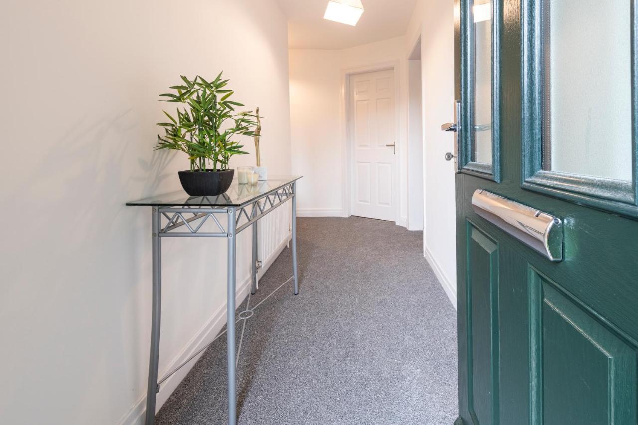 Large 2-Bedroom Bungalow Near Airedale Hospital, Keighley, Convenient Location With Parking Steeton Bagian luar foto